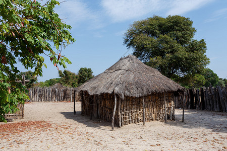 纳米比亚贫困程度最高的地区卡万戈镇附近的传统非洲村庄图片