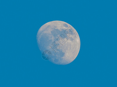 在蓝天的满月图片