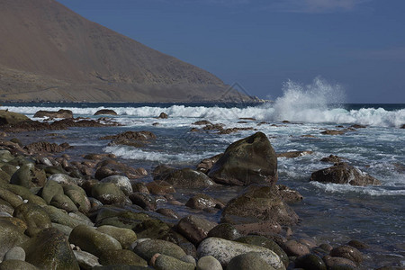 在智利北部的安托法加斯塔地区太平洋海岸沿线运行图片