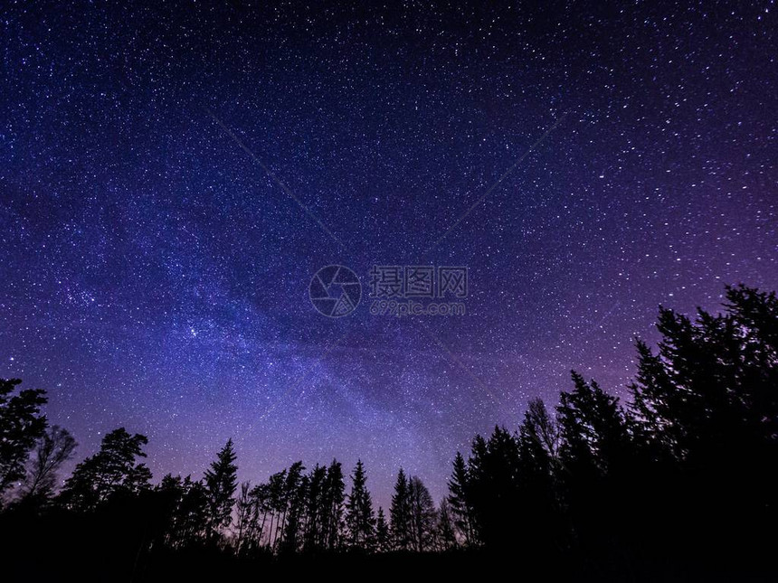 夜空在农村地貌上美丽的夜星天空高水平图片