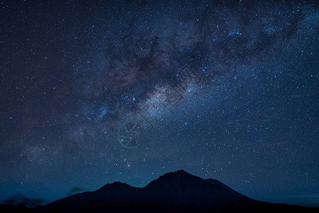 繁星点的夜空山脉和星轨图片