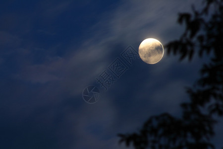 夜空背景中的满月和云彩图片