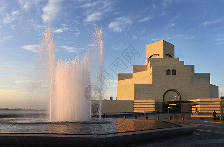 将伊斯兰艺术博物馆强加在卡塔尔多哈背景图片