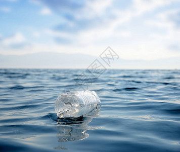 漂浮在海洋中的塑料瓶污染的概念图片
