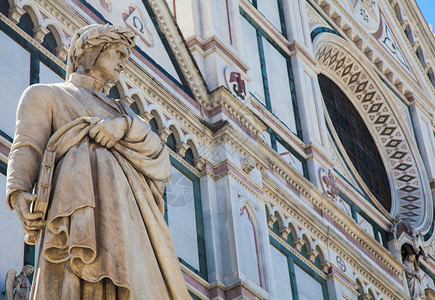 但丁在圣克鲁斯教堂前的雕像意高清图片