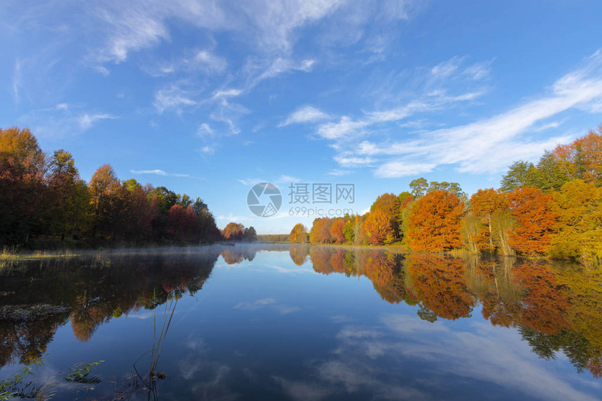 南非湖水层反射南非湖水图片