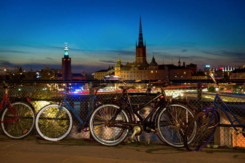 在斯德哥尔摩的Slussen夜间停泊自行车图片