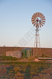 澳大利亚内陆的农业风车图片