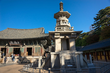 韩国金山寺建筑群内的各种寺庙背景图片