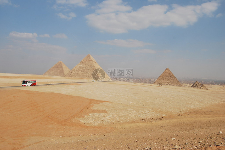 吉萨金字塔与蓝天图片