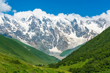 格鲁吉亚美丽的草原山谷和积雪山脉图片