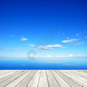 蓝色海天背景上的木码头图片