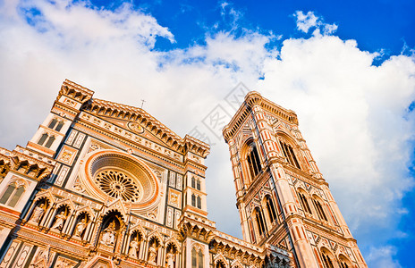 佛罗伦萨大教堂与乔托钟楼在日落时在意大利佛罗伦萨高清图片