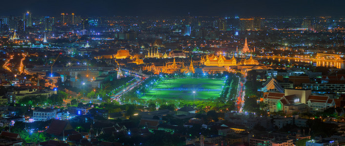 曼谷黄昏中的泰国全景宫殿鸟瞰图图片