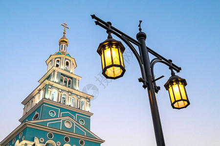 东正教堂的钟楼和灯笼塔什干图片