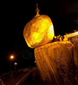 缅甸的金岩佛塔图片