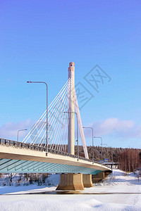 芬兰拉普兰Rovaniemi冬季用蓝天图片
