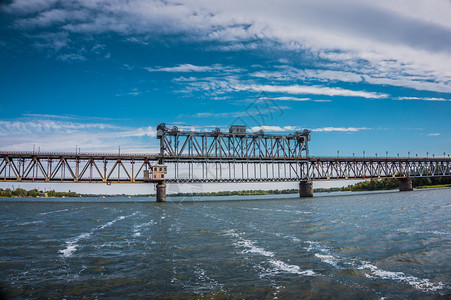 乌克兰列缅丘克市第聂伯河上的桥梁它的长度约为2公里它建于19世纪图片