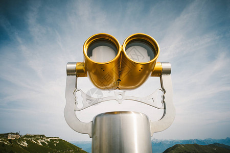 反对蓝天的金旅游双筒望远镜图片