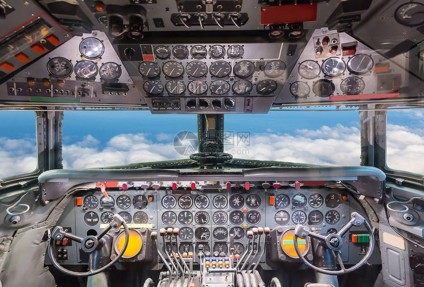 飞机驾驶舱内航空电子仪表板方向盘窗户图片