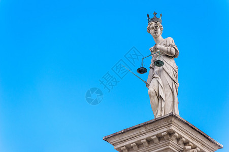 正义女神像以天空为背景图片