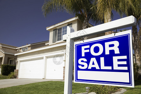 待售房地产标志在房子前面图片