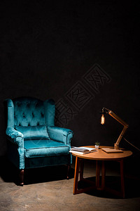 优雅的蓝色天鹅绒蓝臂椅图片