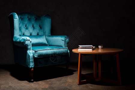 在木桌旁的蓝色椅子上面有优雅的银色蓝臂椅图片