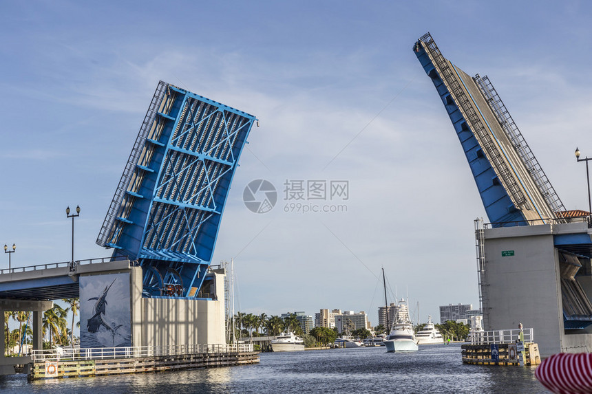 从前面有架桥的水上出租车到岸边水路的Laude图片