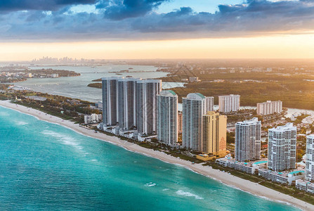 迈阿密海滩的天空景象和市中心的图片