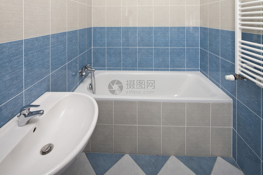带浴缸的蓝色浴室图片