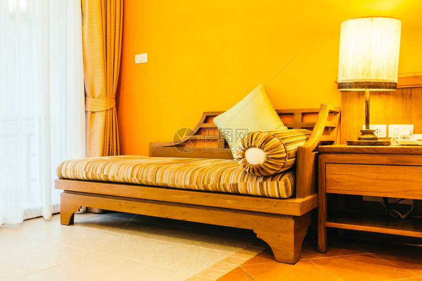 客厅内部配有枕头和椅子装饰的空木沙发复古过滤器图片