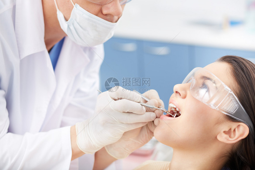 在牙科医口腔检查时张开图片