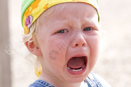 一位金发女婴的近身怒吼以左眼图片