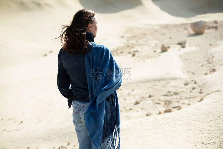 蓝布的朗特女人站在荒凉的风图片
