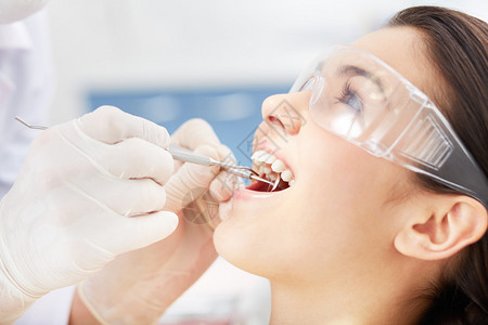 在牙医口腔检查时对嘴张开的女孩图片