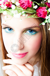 年轻蓝眼睛金发美女美容画图片