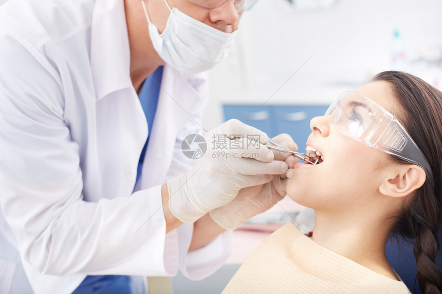 在牙医诊所口腔检查时张开图片