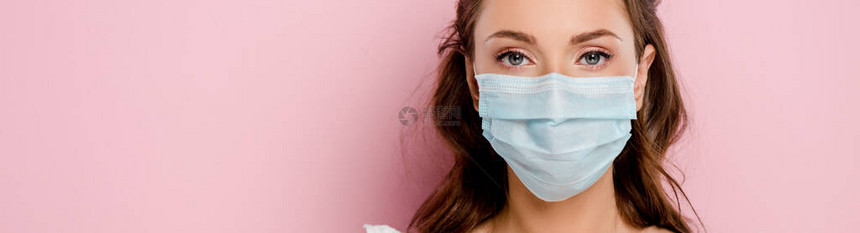 以粉色隔离的医用面具身着医疗面具图片