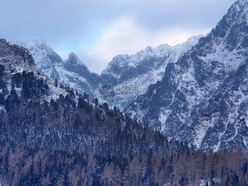 冬季高塔特拉山脉的暴风雨天气与戏剧云彩图片