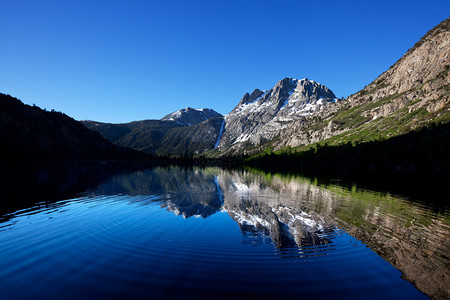 山脉湖图片