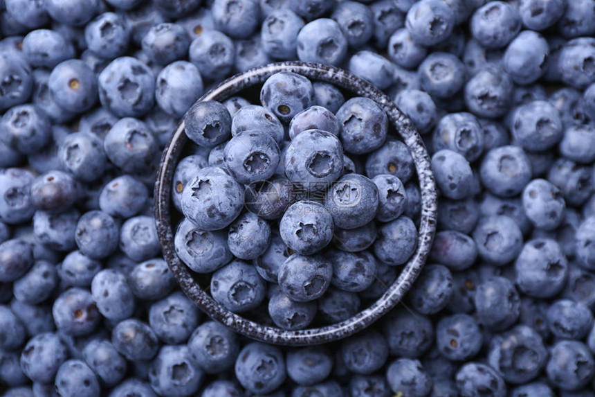 碗里有新鲜成熟的蓝莓顶视图图片