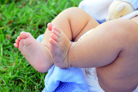 一个新出生的男婴的腿图片