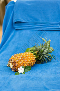 蓝色毛巾上带花的新鲜菠萝图片