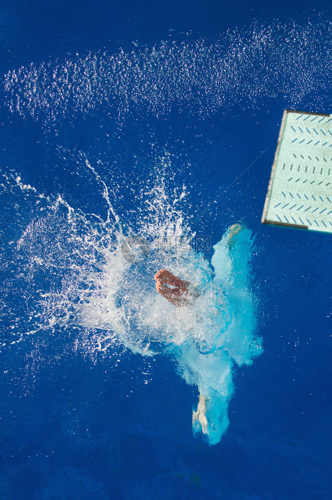 跳板潜水员在回潜后进入水中时溅起水花图片