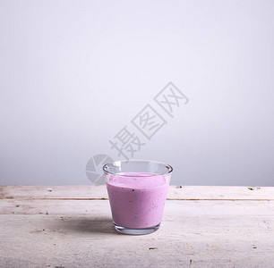 Yogurth白桌上图片