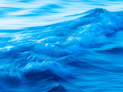 海洋中的蓝色波浪图片