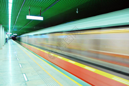 地铁追逐地铁站图片