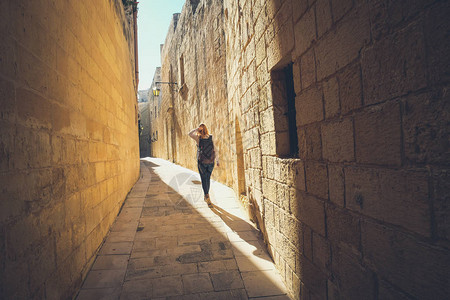 古Mdina的狭小街道旅游者步行马图片