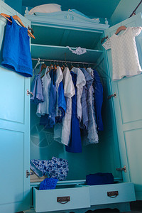 衣橱里有蓝色衣服的更衣室图片